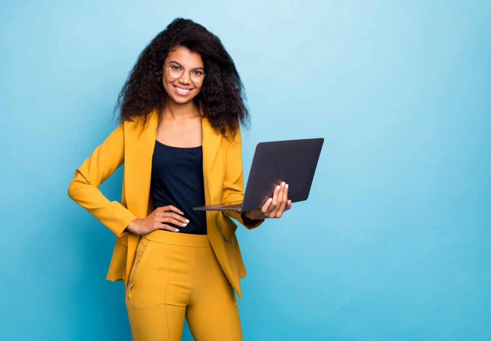 Photo,Of,Pretty,Assistant,Dark,Skin,Wavy,Lady,Holding,Notebook Photo,Of,Pretty,Assistant,Dark,Skin,Wavy,Lady,Holding,Notebook